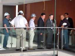 Los legisladores José Guadarrama del PRD  y Fernando Castro Trenti del PRI recorrieron la nueva sede de la Cámara alta. EL UNIVERSAL  /