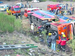 El accidente ocurrió tras volcarse un microbús de turismo a la entrada de la ciudad chilena de Chillán. EFE  /