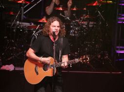 Un público impaciente recibió con un fuerte aplauso a la banda mexicana. EFE  /