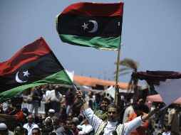 Libios ondean banderas pre-Gadhafi durante los rezos del mediodía. EFE  /