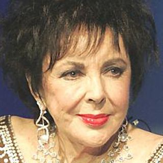 Amplían biografía de Elizabeth Taylor