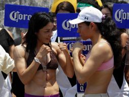 Jackie Nava (I) y Ana Maria Torres (D), durante su ceremonia de pesaje antes del evento de mañana en Veracruz. MEXSPORT  /