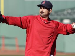 El beisbolista mexicano, Adrián González, durante una sesión de entrenamiento con los Medias Rojas. AP  /