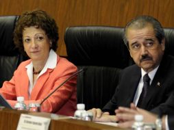 Jacqueline Peschard comisionada presidenta del IFAI y el Secretario de Salud José Ángel Cordova. NTX  /