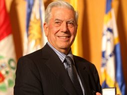 Vargas Llosa llegó ayer a la capital uruguaya. EFE  /