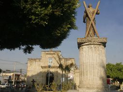 En medio de tanto alboroto, el santo patrono del barrio permanece quieto frente a la parroquia.A. HINOJOSA  /