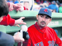 Adrián González otorga autógrafos a los aficionados. REUTERS  /
