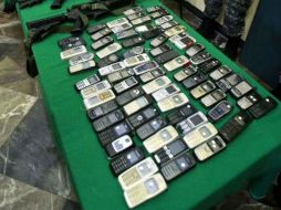 A los detenidos se les confiscaron varios teléfonos celulares y cuatro carteras. ARCHIVO  /