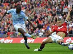 Toure Yaya (izq.) dispara sobre la marca de Vidic para anotar el gol de la victoria del City. REUTERS  /