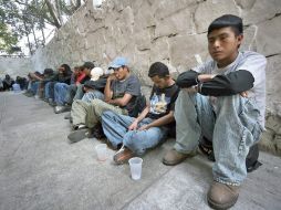 Según organizaciones humanitarias cada día 200 guatemaltecos pasan por México, en donde son violados muchos de sus derechos. ARCHIVO  /