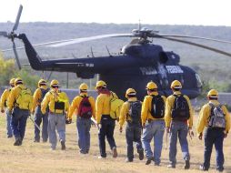 Brigadistas de Durango se disponen a subir a los helicópteros que los llevarán a la zona de incendios en estado de Coahuila. EFE  /