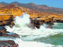 Las playas de Baja California se caracterizan por sus enormes peñascos llenos de espuma marina.ELUNIVERSAL  /