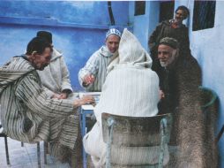 Envueltos en sus chilabas y al resguardo de los azules muros, el mundo gira en torno al tablero de damas. P. FERNÁNDEZ  /