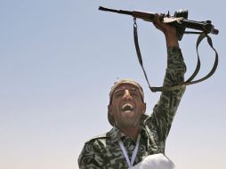 Un insurgente celebra tras defender su campamento entre Ajdabiya y Brega. EFE  /