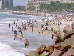 Los destinos turísticos que más tránsito vehicular registran son hacia Puerto Vallarta y Manzanillo. ARCHIVO  /