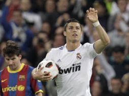 Ronaldo anota de penal el gol del empate para el Real Madrid, al minuto 82. AFP  /