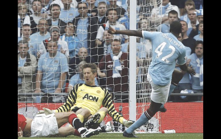 Toure Yayá vence al arquero Van der Sar, para anotar el único tanto del partido. REUTERS  /