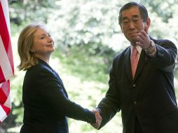 Takeaki Matsumoto y Hillary Clinton antes de la reunión en la Casa Iikura Pensiones en Tokio. REUTERS  /