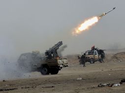 Rebeldes libios lanzan un misil contra las tropas del coronel Muamar Gadhafi. EFE  /