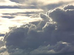 El gobierno indica que se espera que 129 cohetes originen suficiente lluvia que ayude a los bomberos con el incendio.ARCHIVO  /