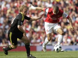 Gael Clichy del Arsenal y  Dirk Kuyt buscan el dominio del balón. AP  /