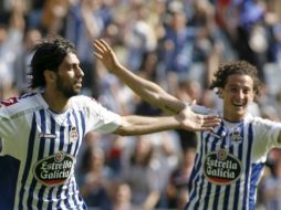 Andrés Guardado festeja la anotación de su compañero Lassad Nouioui. EFE  /