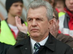 El director técnico del Real Zaragoza, Javier Aguirre, durante un partido. MEXSPORT  /