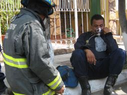 El comandante Héctor Manuel Rivera Gálvez, quien rescató a la mujer, recibió atención médica en el lugar del incendio. O. RUVALCABA  /