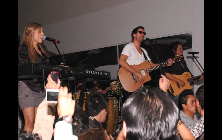 Los cantautores ofrecieron firma de autógrafos, previo a su actuación en el Metropólitan.NTX  /