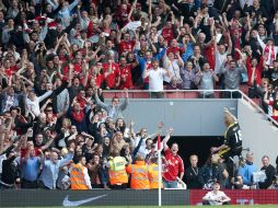 Kuyt festeja con los aficionados de Liverpool que hicieron el viaje a Londres. REUTERS  /