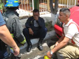 El policía Héctor Manuel Rivera (sentado a la izquierda) recibió las atenciones médicas por parte de bomberos. O. RUVALCABA  /