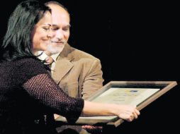 El titular de la Secretaría de Cultura de Jalisco, Alejandro Cravioto, entregó el reconocimiento. ESPECIAL  /