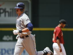 El mexicano Jorge Cantú recorre las bases tras volarse la barda en el triunfo de Padres ante Houston. AP  /