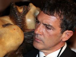 Muy serio, Antonio Banderas tomó parte en la procesión religiosa de la imagen de la Virgen de Lágrimas y Favores. EFE  /