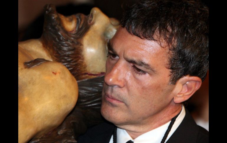 Muy serio, Antonio Banderas tomó parte en la procesión religiosa de la imagen de la Virgen de Lágrimas y Favores. EFE  /