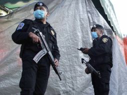 Policías resguardan el lugar donde se reciben cuerpos exhumados en las fosas clandestinas halladas en San Fernando. ARCHIVO  /