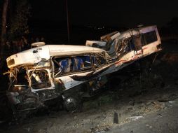 Así quedó el camión de pasajeros que regresaba de un balneario en el municipio de Jamay. O. RUVALCABA  /