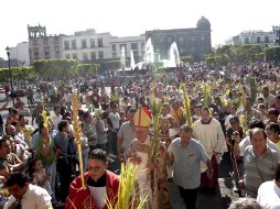 El cardenal presidió el inicio de la Semana Santa con una procesión de palmas del templo de La Merced a la Catedral. E. BARRERA  /