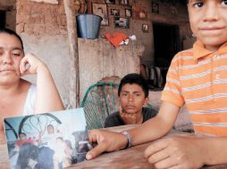 Vicente y Ángel, hijos de Vicente Piedra, muestran una foto del padre de familia. EL UNIVERSAL  /