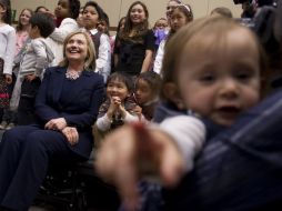 Hillary Clinton convive con los hijos de los empleados de la Embajada estadounidense en Tokio. AFP  /