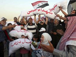 Un grupo de sirios grita consignas contra el presidente sirio Bachar al Asad. EFE  /