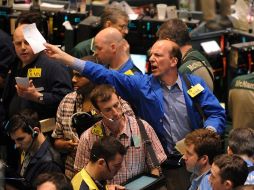 Unos corredores de Bolsa trabajan en el parqué de la Bolsa de NY. A media mañana, el indicador Dow Jones se había desplomado 246.5. EFE  /