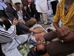 Un manifestante antigubernamental es auxiliado por otros protestantes en Yemen. AP  /