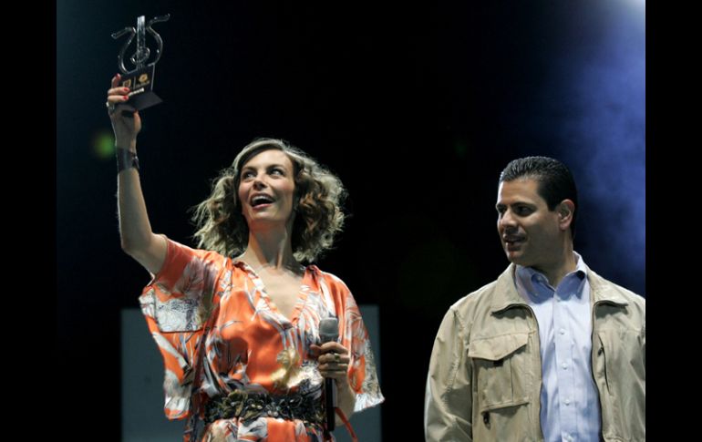 El gobernador de zacatecas Miguel Alonso Reyes entrega un reconocimiento a Sasha. NTX  /