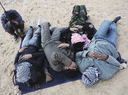 Soldados rebeldes libios descansan en un punto de control en la localidad de Ajdabiya. EFE  /