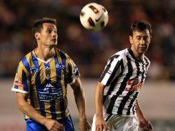 Los jugadores de San Luis y Libertad, durante el primer encuentro llevado a cabo en San Luis Potosí. MEXSPORT  /