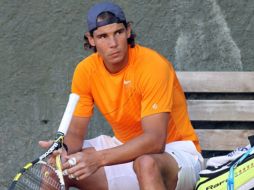 El tenista español, Rafael Nadal, descansa durante el entrenamiento en la ciudad de Barcelona. EFE  /