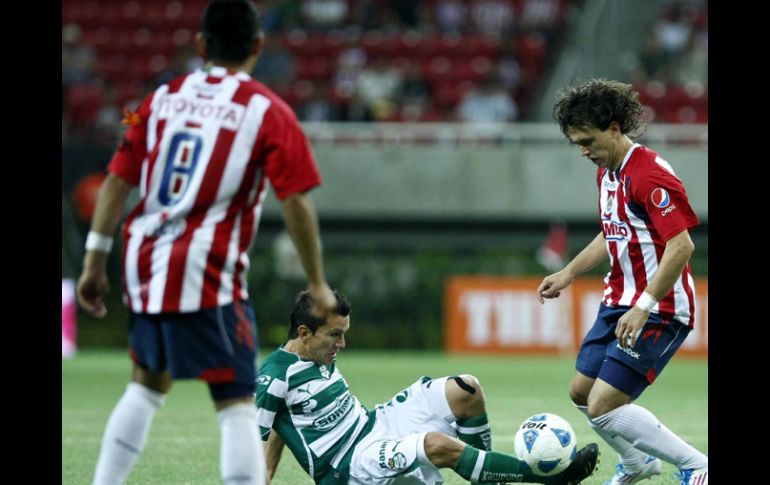 La Fundéu BBVA recuerda que debe evitarse el abuso de extranjerismos en las crónicas de futbol. E.PACHECO  /