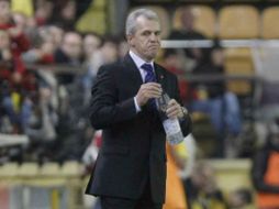 El técnico del Zaragoza, Javier Aguirre, atento al juego disputado ante Villareal.  /