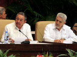 El presidente Raúl Castro (izq.) y el vicepresidente Ramiro Valdés en sesión del Congreso del Partido Comunista de Cuba. EFE  /